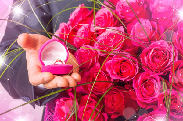روز ولنتاین مردی با گل و حلقه در جعبه صورتی صحنه خواستگاری