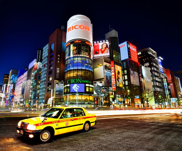 توکیو - 25 دسامبر 2012 یک تاکسی در منطقه گینزا 25 دسامبر 2012 در توکیو جی پی گینزا 2 4 کیلومتر امتداد دارد و یکی از شناخته شده ترین مناطق خرید در جهان است
