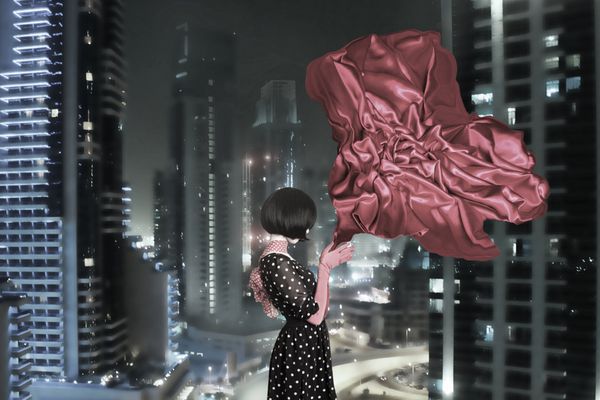 عکس هنری زیبا از یک زن زیبا در مقابل یک ساختمان