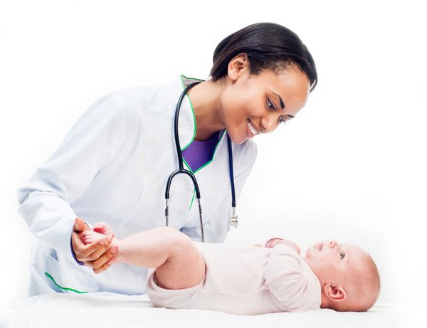 دکتر با گوشی پزشکی و نوزاد کوچک جدا شده در زمینه سفید