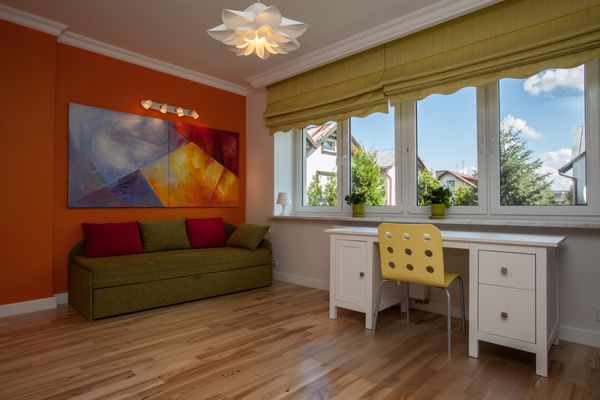 اتاق کودکان با مبل و دیوارهای رنگارنگ