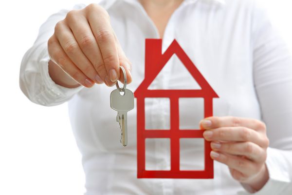 مشاور املاک با مدل خانه و کلید