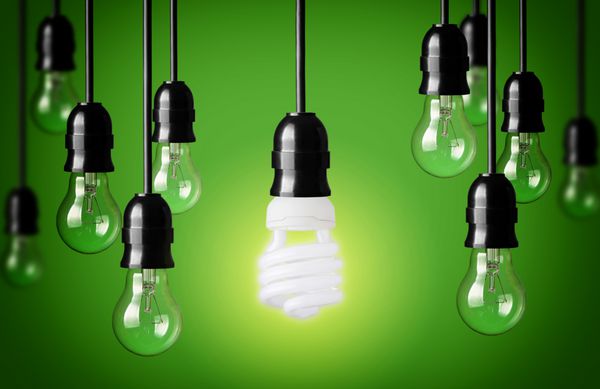 صرفه جویی در انرژی و لامپ های ساده پس زمینه سبز