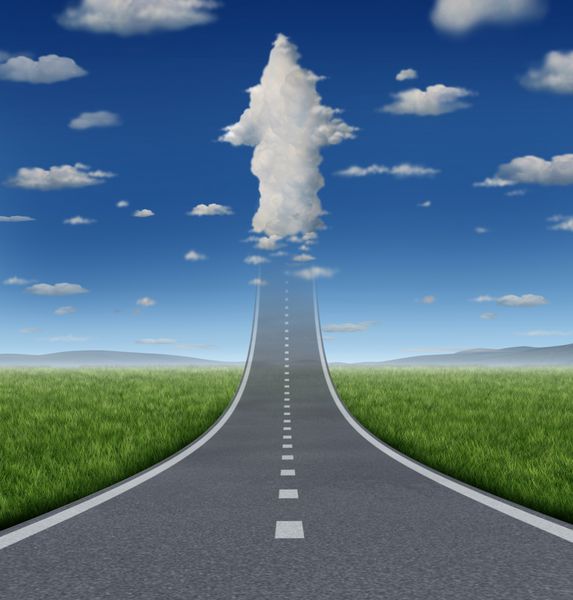 مفهوم موفقیت بدون محدودیت با جاده یا بزرگراهی که به سمت جلو می رود و با گروهی از ابرها به شکل فلش رو به بالا به عنوان نماد تجاری آزادی مالی و آرزوها به آسمان محو می شود