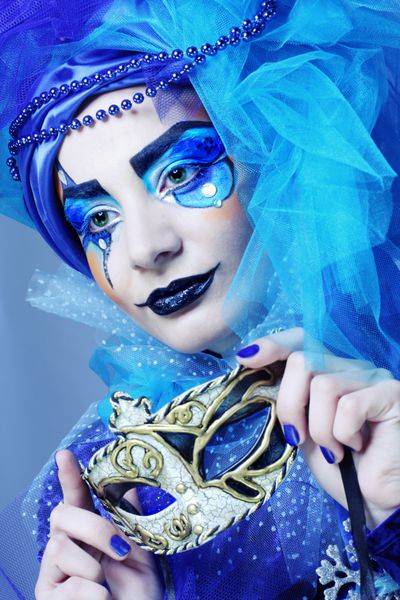 پرتره زن جوان با ماسک در تصویر خلاقانه تئاتر