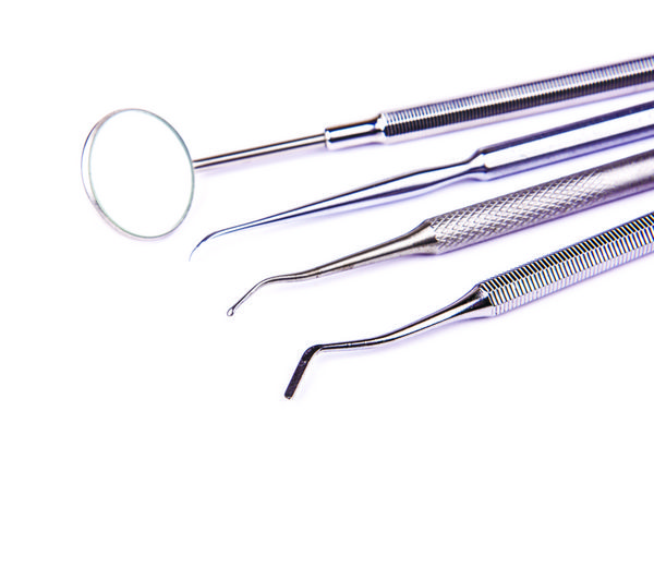 ابزارهای مختلف دندانپزشکی در زمینه سفید