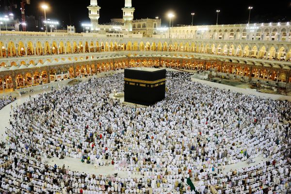 مسلمانان از سراسر جهان در مکه عربستان سعودی در کعبه نماز می خوانند