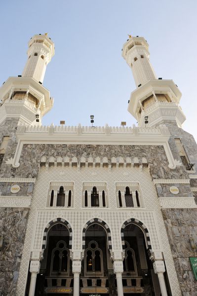 مسلمانان از سراسر جهان در مکه عربستان سعودی در کعبه نماز می خوانند