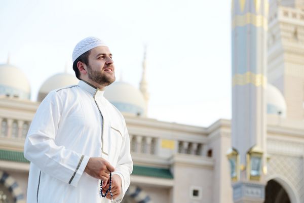 مرد مسلمان در حال زیارت اماکن مقدس