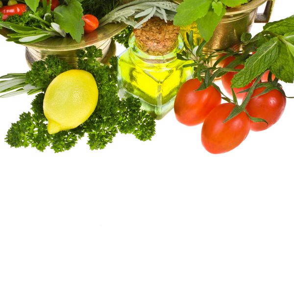سبزیجات و گیاهان تازه دو ملات مس یک بطری کوچک روغن زیتون جدا شده در زمینه سفید