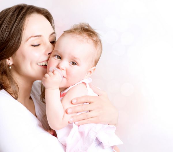 مادر و نوزاد در حال بوسیدن و در آغوش گرفتن خانواده شاد