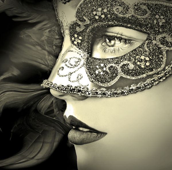 پرتره نزدیک از زن با ماسک مرموز ونیزی