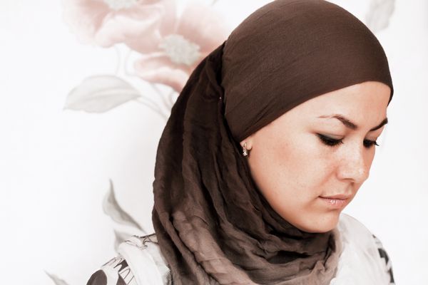 زن جوان مسلمان با حجاب