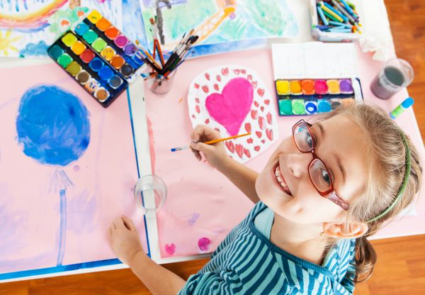 نقاشی دختر مدرسه ای با آب رنگ - نمای بالا