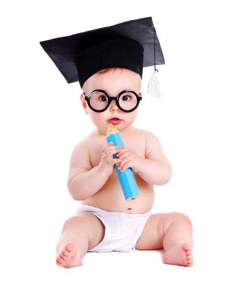 پسر بچه ای با کلاه و عینک ترنچر آکادمیک و مداد بزرگ در دستان جدا شده روی سفید