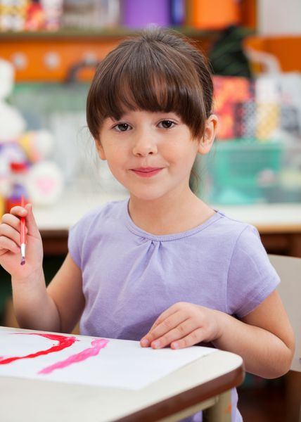 پرتره نقاشی دختر بچه ناز در کلاس هنر