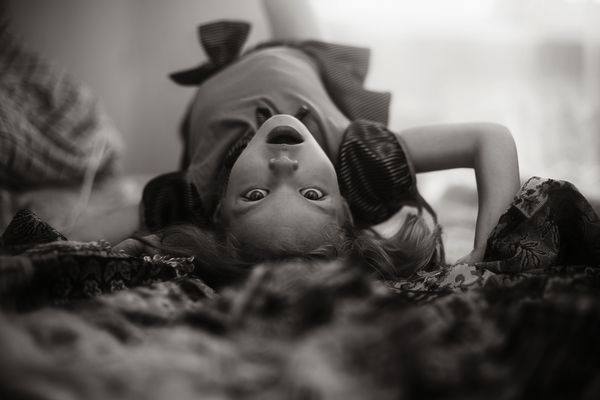پرتره دختر کوچک ترسیده عکاسی سیاه و سفید هنری