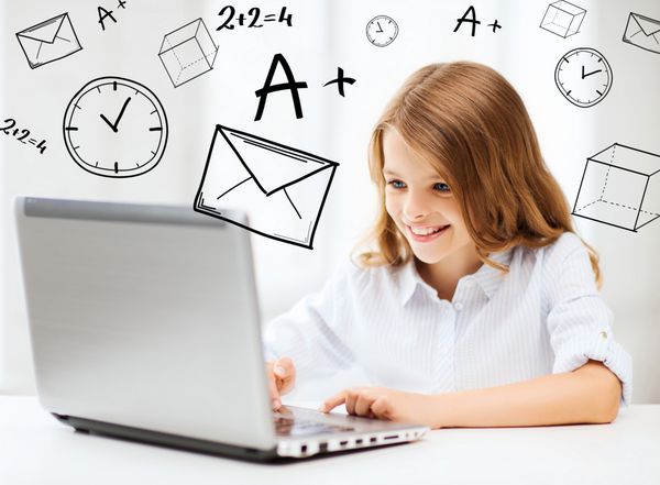 آموزش مدرسه فناوری و مفهوم اینترنت - دختر دانش آموز کوچک با کامپیوتر لپ تاپ در مدرسه