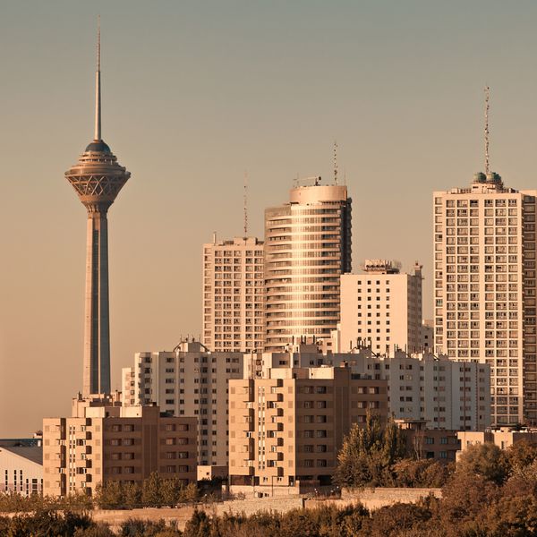 خط آسمان تهران در درخشش گرم نارنجی غروب خورشید