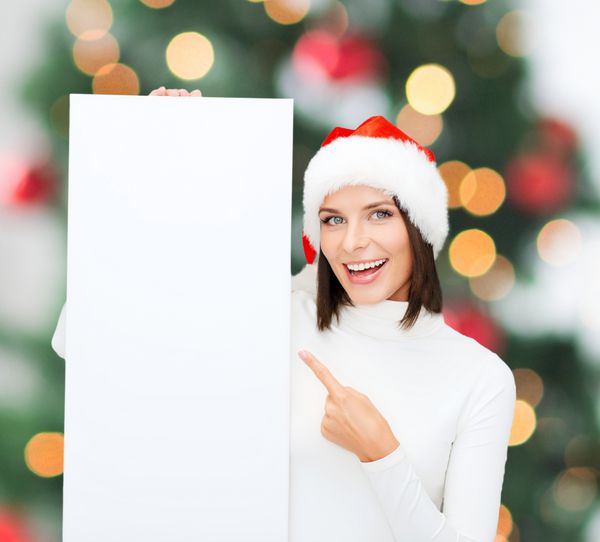 کریسمس کریسمس مردم تبلیغات مفهوم فروش - زن شاد با کلاه کمکی بابا نوئل با تخته سفید خالی