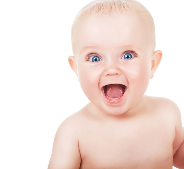 کودک خندان شاد با چشمان آبی در پس زمینه سفید