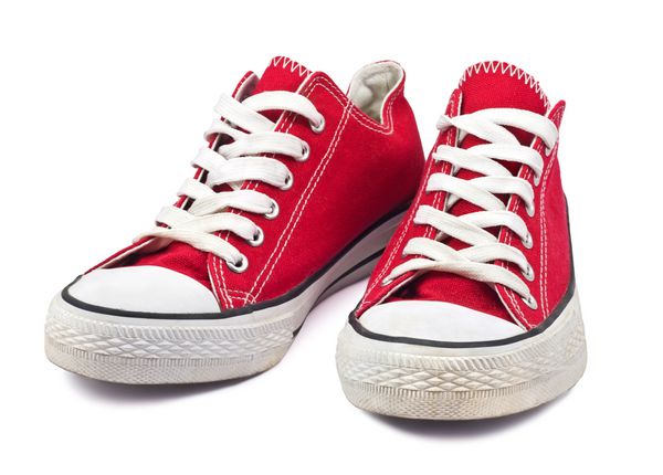 کفش های قرمز قدیمی در پس زمینه سفید
