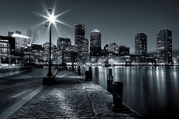 عکس سیاه و سفید از بندر بوستون و منطقه مالی در بوستون ماساچوست