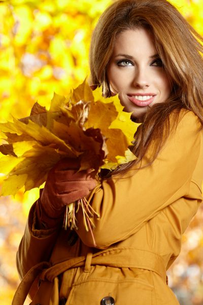 پرتره زن جوان سبزه به رنگ پاییز