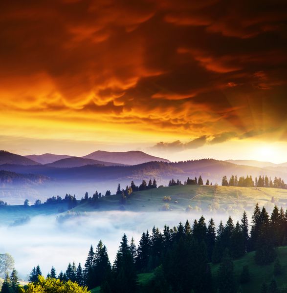 غروب باشکوه خورشید در منظره کوهستانی آسمان ابری قبل از طوفان کارپات اوکراین اروپا دنیای زیبایی