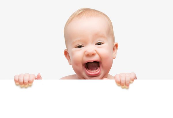 کودک ناز خنده دار با بنر سفید سفید در دست جدا شده است