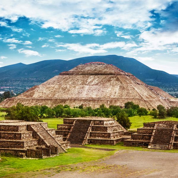 اهرام خورشید و ماه در خیابان مردگان شهر فرهنگی تاریخی باستانی Teotihuacan خرابه های قدیمی تمدن آزتک مکزیک آمریکای شمالی سفر جهانی