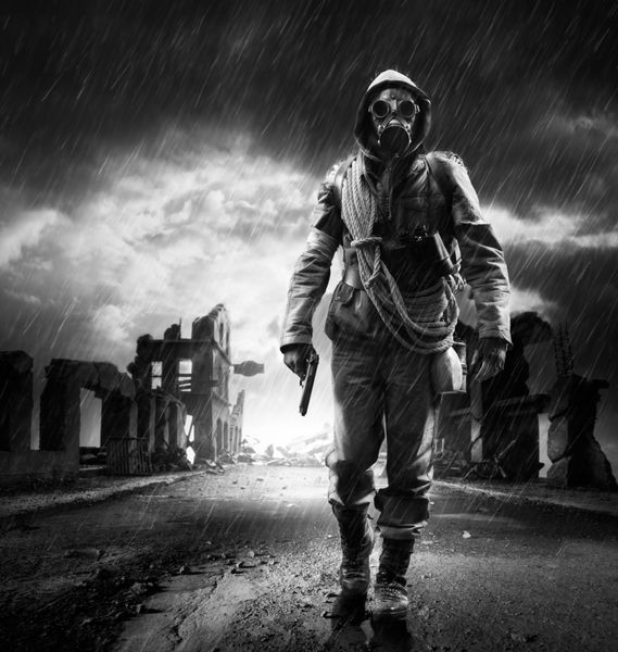 یک قهرمان تنها با پوشیدن ماسک گاز در حال قدم زدن در یک شهر ویران شد