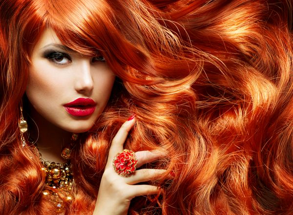 موهای فرفری بلند قرمز پرتره زن مد مدل دختر زیبا با موهای مجلل آرایش و لوازم جانبی مدل مو مفهوم اکستنشن مو موج دار آرایش تعطیلات چشم دودی و رژ لب قرمز