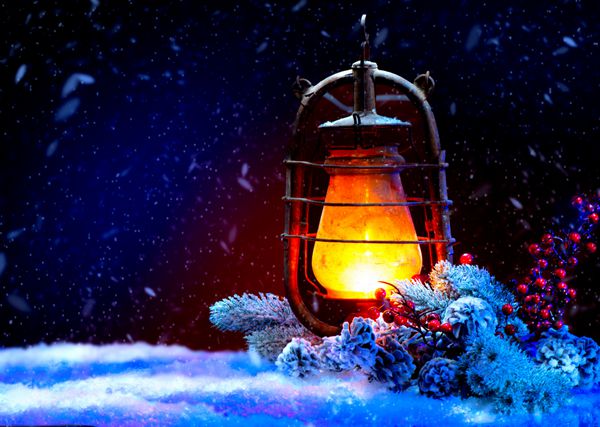 فانوس کریسمس با معجزه ستاره های جادویی صحنه تعطیلات زمستانی پس زمینه زیبا با برف سوزاندن فانوس به سبک قدیمی و دکوراسیون کریسمس در شب طراحی هنری سال نو