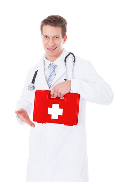 پرتره دکتر مرد جوان که جعبه کمک های اولیه قرمز را در دست دارد