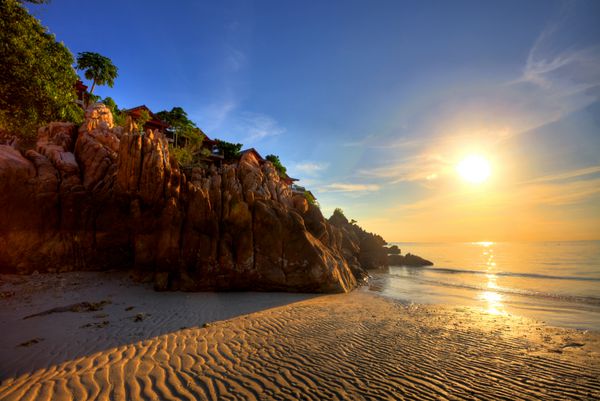 غروب زیبا در ساحل استوایی تایلند