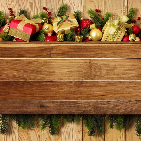 تزیین کریسمس با هدایا روی تخته چوبی