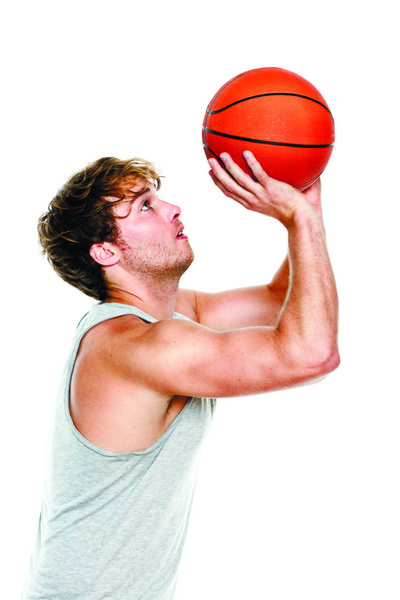 تیراندازی بازیکن بسکتبال جدا شده در پس زمینه سفید تناسب اندام عضلانی مدل جوان قفقازی تناسب اندام ورزشی در 20 سالگی