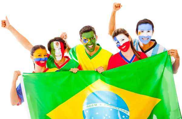 گروه شاد لاتین که پرچم برزیل را در دست دارند - جدا شده روی سفید