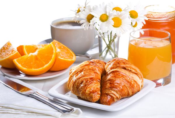 صبحانه با کروسانت آب پرتقال و قهوه