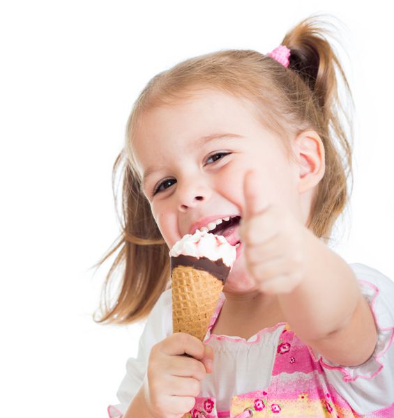 دختر بچه خوشحال در حال خوردن بستنی و نشان دادن شست