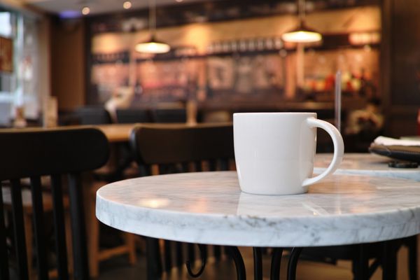 نمای نزدیک از یک فنجان قهوه در کافی شاپ