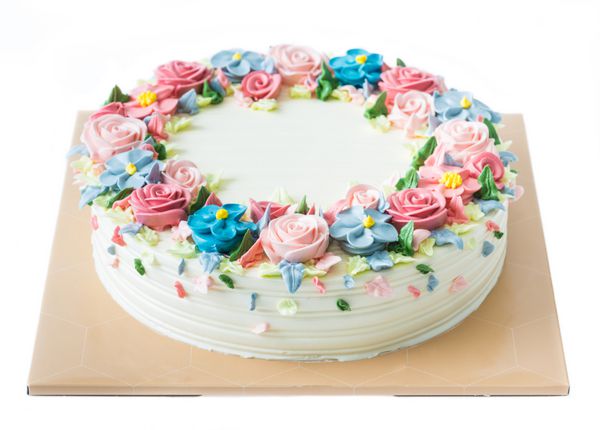 کیک تولد با گل روی سفید