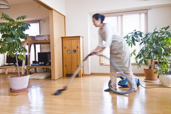زن خانه دار برای نظافت