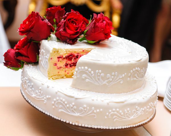 کیک عروسی تزئین شده با گل رز قرمز