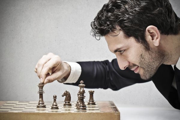 مرد جوان تاجر در حال بازی شطرنج