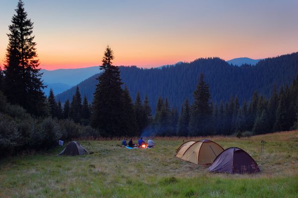 عصر در کنار آتش در کوه چادر زدن در کوهستان