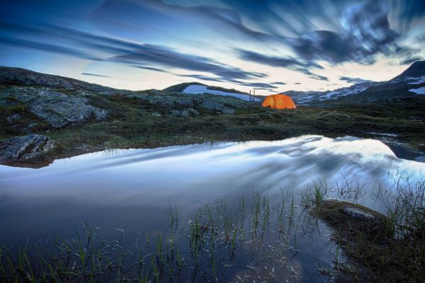 کمپ در پارک ملی هاردانگرویدا در نروژ در شب