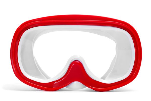 نمای نزدیک از ماسک غواصی قرمز و سفید در پس زمینه سفید