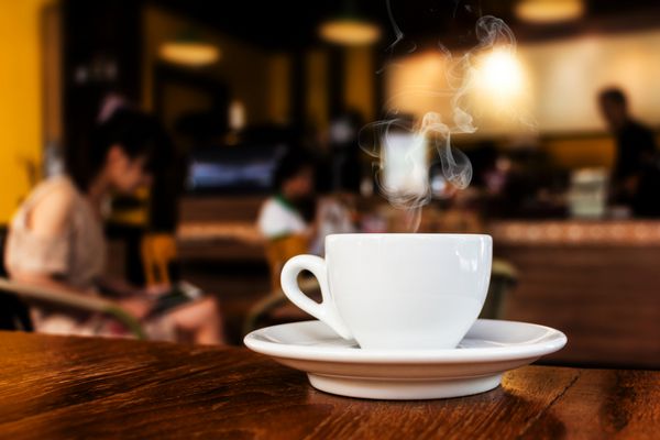 فنجان قهوه روی میز در کافه